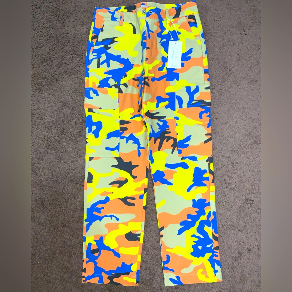 Men’s size small camo cargo pants